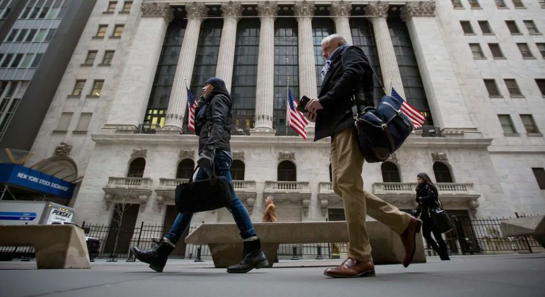 Средний класс в США достиг пика богатства из-за низких процентных ставок.