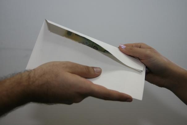 Cercetările poliţieneşti au stabilit că banii au fost oferiţi în schimbul notelor pentru examene.