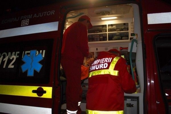 Șoferul microbuzului, un moldovean, a pierdut controlul volanului, iar maşina a intrat pe contrasens şi s-a răsturnat peste gardul unui imobil. 