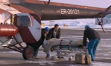 Câţiva militari au aşteptat cu sufletul la gură sosirea elicopterului care a aterizat pe Aeroportul Internaţional Chişinău în jurul orelor 16.