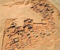 Obiceiul de a construi aceste piramide a fost, probabil, influenţat de arhitectura funerară a Egiptului