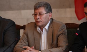 „Eu sunt președintele partidului, care a fost ales de congres. Eu sunt cu ștampila, iar Ana Guțu cu… urina”, a spus Ghimpu