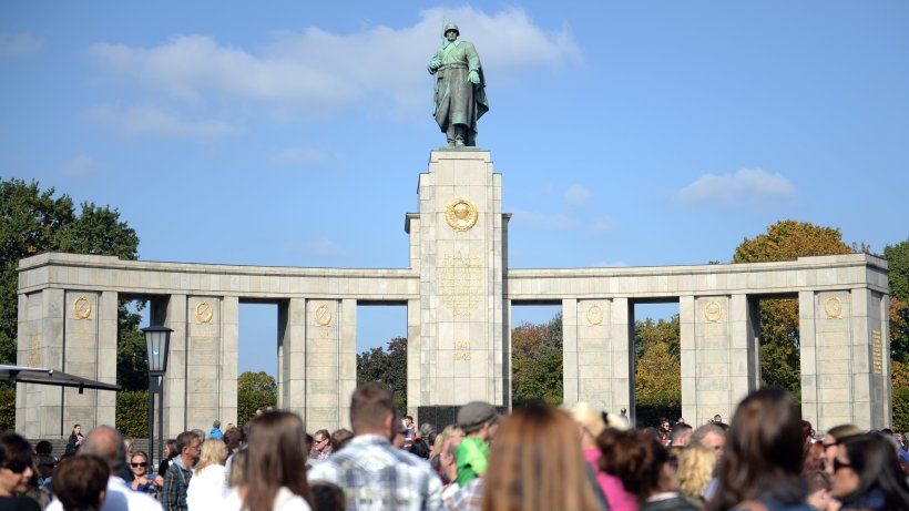 В Берлине осквернили мемориал павшим советским воинам.