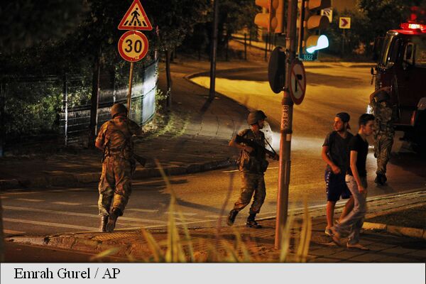 Președintele turc cheamă cetățenii să iasă în stradă și să opună rezistență. Foto: agerpres.ro