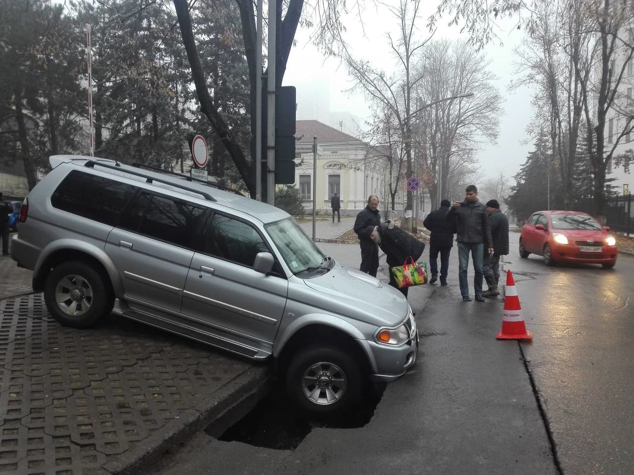 В центре Кишинева под автомобилем провалился асфальт.