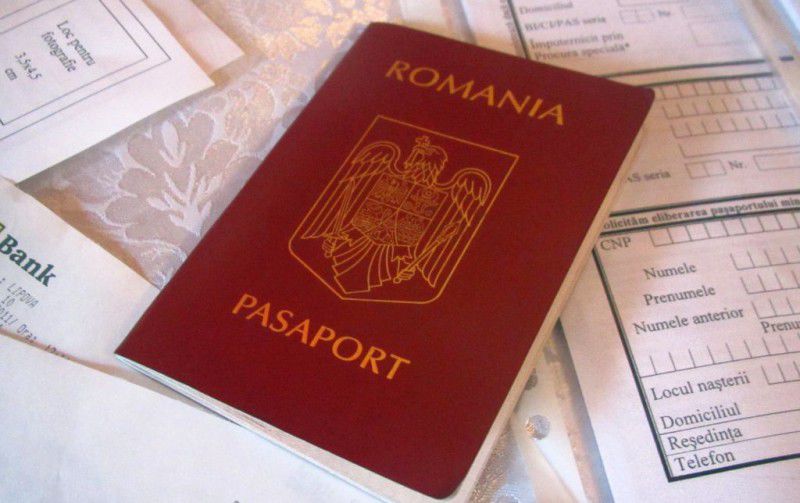 Tot mai mulţi moldoveni depun cerere de obţinere a cetăţeniei române. Foto: agora.md