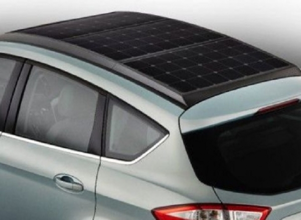 Ce au in comun Superman si Ford C-MAX Solar Energi? Ambii primesc energie de la soare.