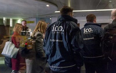 Представители британского Управления комиссара по информации ранее обыскали офис компании Cambridge Analytica в Лондоне.