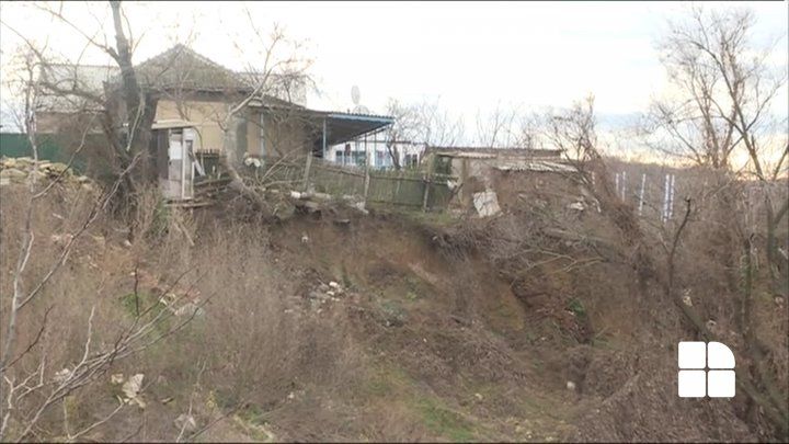 Opt case din Ceadîr-Lunga ar putea să se prăbușească din cauza alunecărilor de teren.