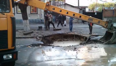 Locuitorii de pe strada Sfatul Țării din capitală au rămas fără apă pentru o zi după ce pe carosabil s-a format un crater plin cu apă.