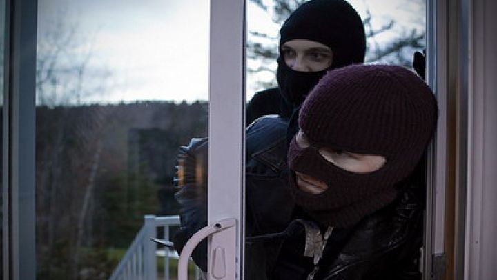 Şapte indivizi au ajuns pe mâna poliţiştilor, fiind bănuiţi de comiterea a cel puţin 25 de infracţiuni. Foto: realitatea.net