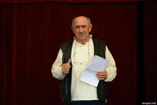 După absolvirea școlii medii din satul natal (1966), devine student la Facultatea de Litere a Universității „Ion Creangă” din Chișinău.