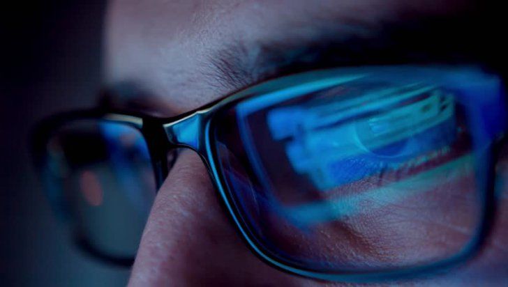 LED-urile de la televizor, computer și smartphone ar putea distruge definitiv retina din cauza nivelului ridicat de radiaţii.