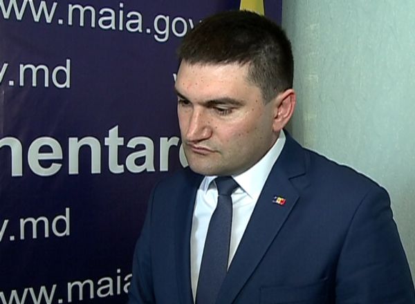 Se pare insa ca intrebarea l-a suparat pe ministru, care a refuzat sa raspunda, plecand din fata camerei de luat vederi.