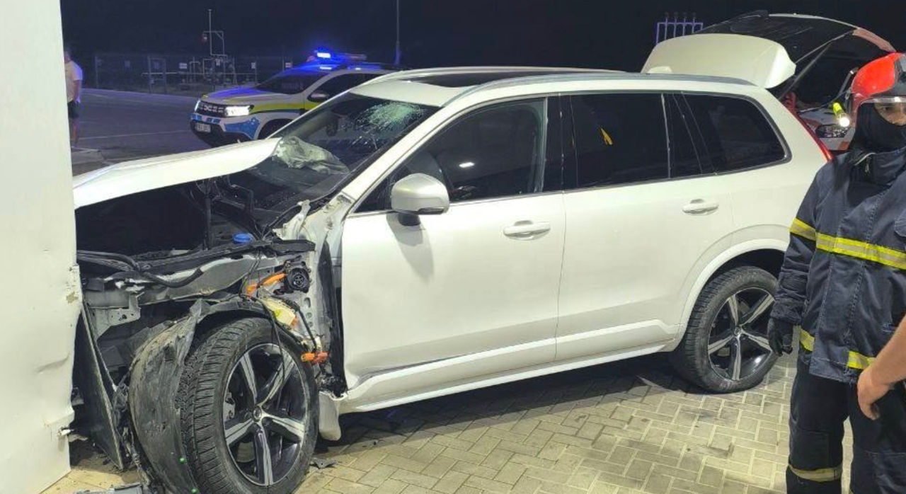 Accident la Soroca: Un şofer de 18 ani a pierdut controlul volanului şi a intrat cu maşina într-o stație Peco.