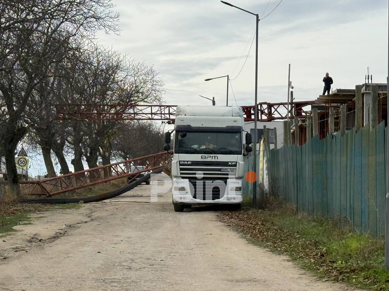O macara s-a răsturnat în timpul descărcării unor construcții metalice la Ciorescu.