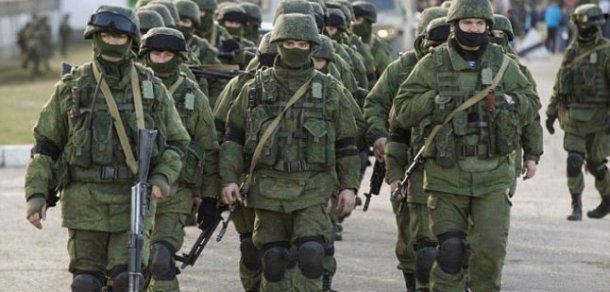 Paradă comună a militarilor ruşi cu cei transnistreni la Tiraspol. Foto: i.simpalsmedia.com