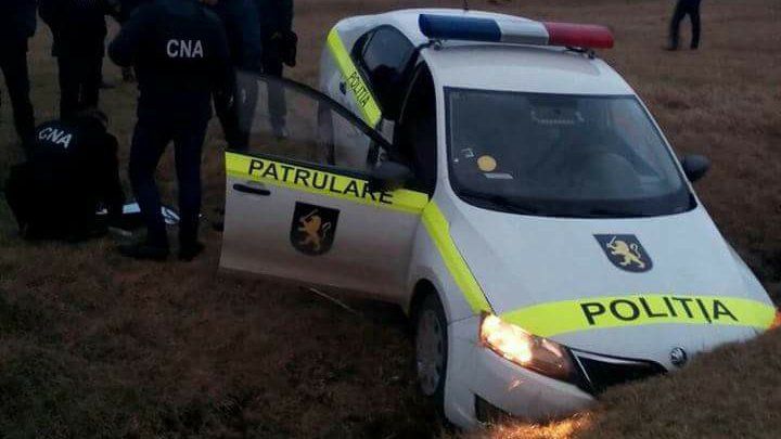 Doi poliţişti care fugeau de CNA, cu maşina de serviciu în şanţ. Foto: publika.md