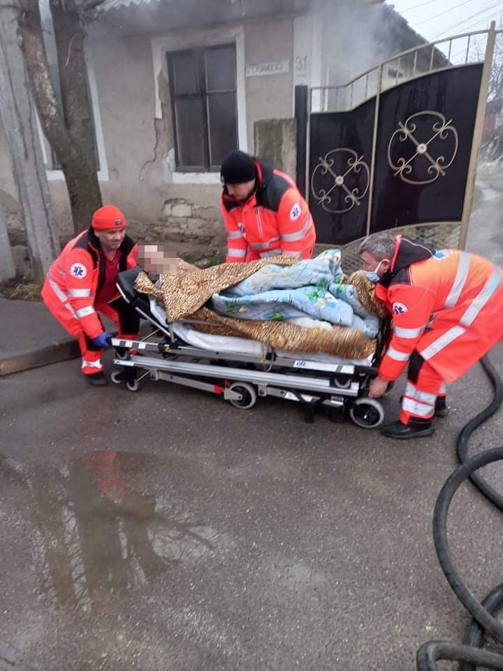 В Оргеее пожарные спасли из огня пенсионерку со сломанной ногой.