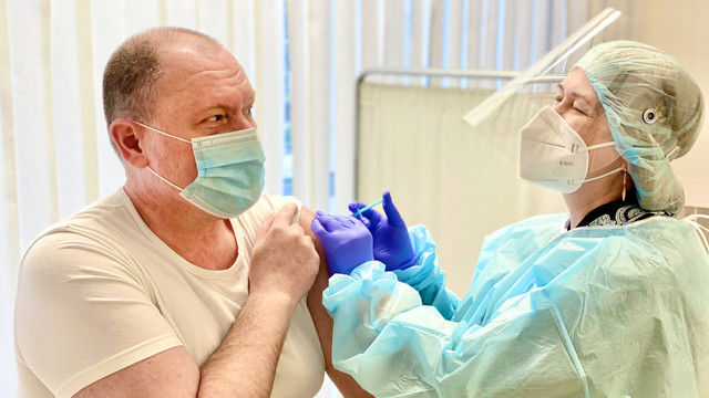Аурелиу Чокой привился китайской вакциной производства Sinopharm.