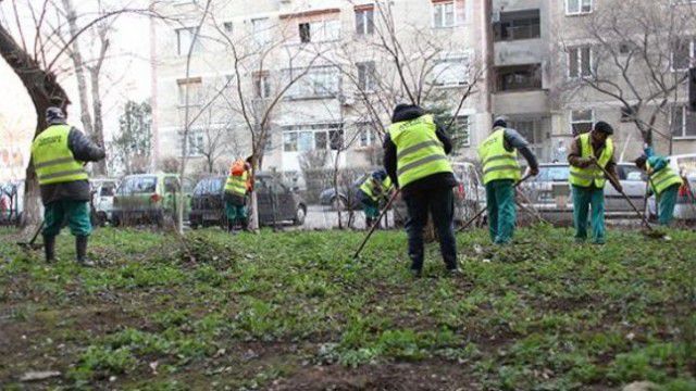 A început marea curăţenie de primăvară în Capitală. Foto: publika.md