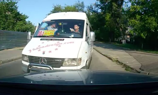 У водителя столичной маршрутки номер 184 собственные правила дорожного движения.