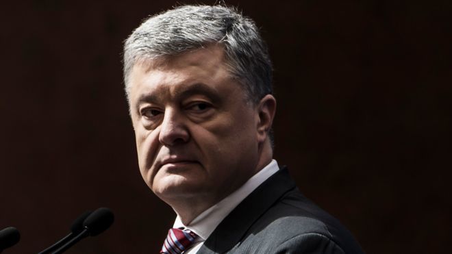 В ночь после второго тура выборов Порошенко выступил с речью и заявил, что остается в политике.