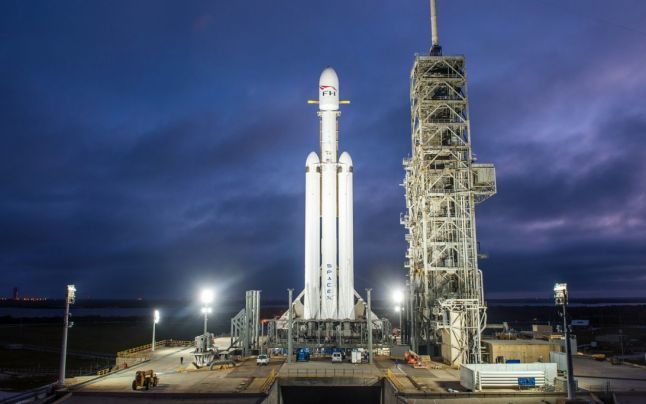 SpaceX va trimite doi oameni în jurul Lunii până la finalul acestui an. 