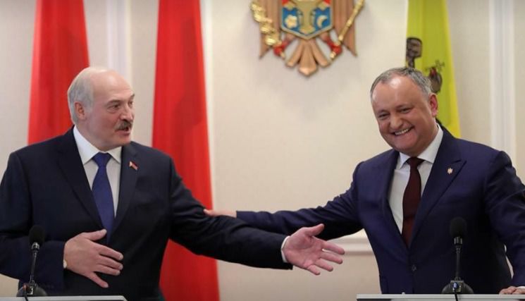 Додон подарил Лукашенко несколько сот литров собственного домашнего вина.