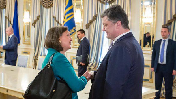 Президент Украины Петр Порошенко с помощником госсекретаря США Викторией Нуланд