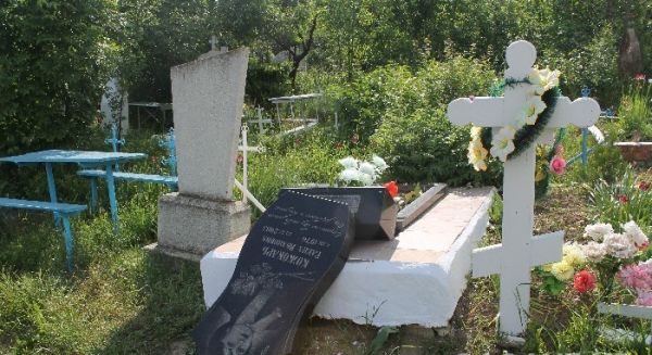 В процессе «соревнований» подростки прыгали по могилам, били ногами по крестам и надгробиям, чтобы их поломать или опрокинуть. 