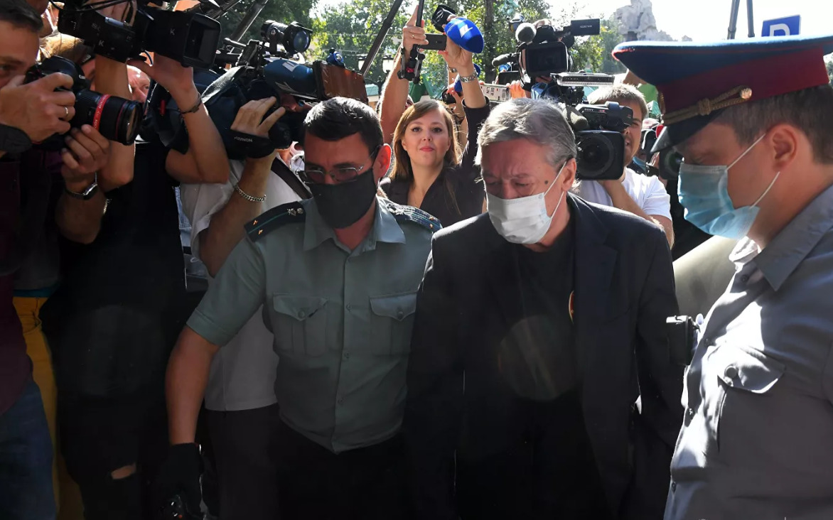 Ефремов находится под домашним арестом, ему грозит от пяти до 12 лет лишения свободы.