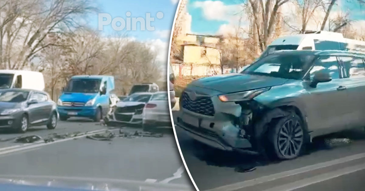 Accident pe strada Albișoara din Chișinău: Trei automobile s-au lovit.