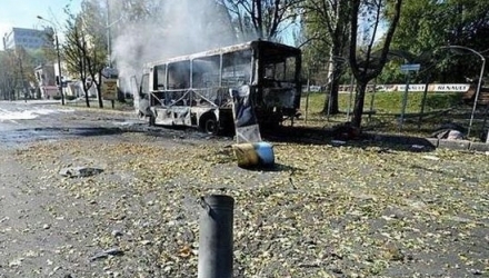 Alte şase persoane au fost ucise şi una a fost rănită într-un maxi-taxi vizat de o rachetă, a precizat administraţia într-un comunicat.