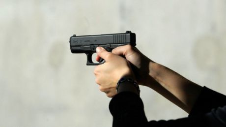 Un bărbat înarmat s-a baricadat într-un motel din Missouri, după ce a tras mai multe focuri de armă asupra poliţiştilor.