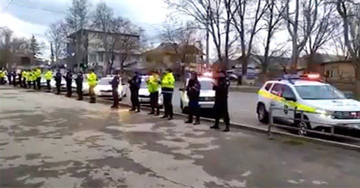 Полицейские присоединились к флешмобу и поаплодировали столичным врачам.
