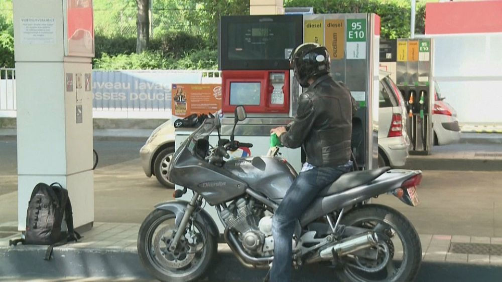 Крупные торговые центры Франции не хотят продавать топливо на своих АЗС себе в убыток.