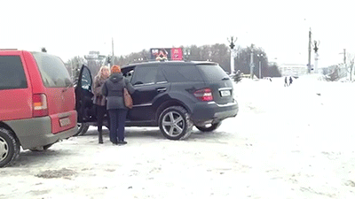 В Иваново полиция нашла "блондинку с пистолетом" на Mercedes, посмотрев хулиганское видео.