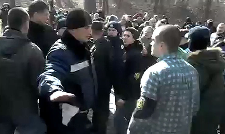Национал-радикалы напали на "Украинский выбор" у могилы Тараса Шевченко.