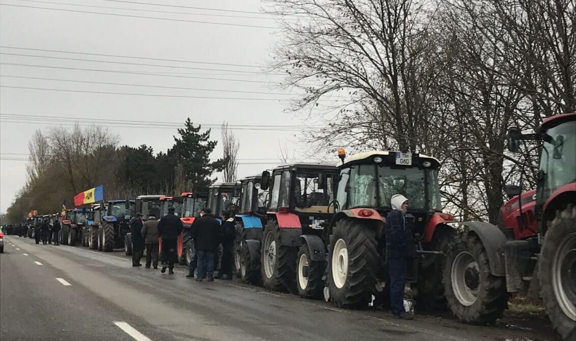Полиция призывает протестующих фермеров и перевозчиков соблюдать ПДД.