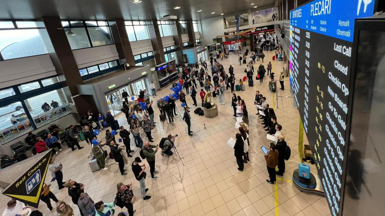Pasagerii unui aeroport din România s-au plâns de lipsa băncilor și a prizelor.
