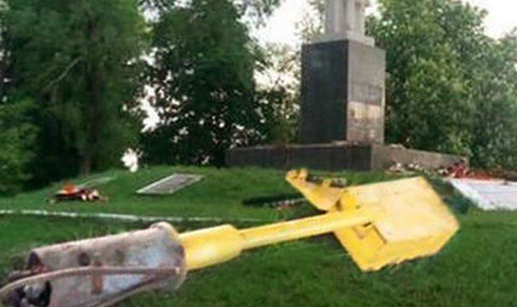 В Рышканах осквернили памятник героям Великой Отечественной войны.