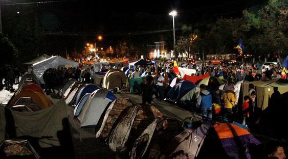 Noapte albă în orăşelul Demnităţii.