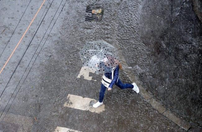Sfârșitul săptămânii vine cu temperaturi scăzute și ploi cu descărcări electrice. Foto: jurnalul.ro