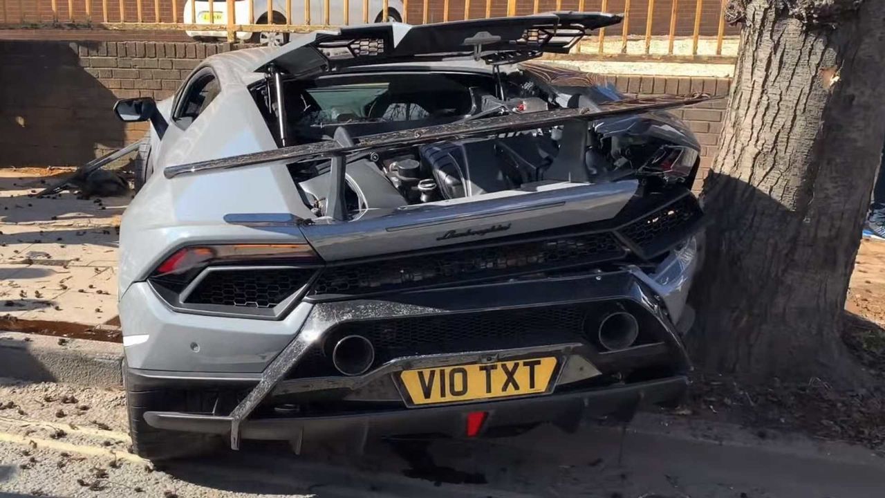 Lamborghini Huracan Performante столкнулся с деревом, а после авто откинуло в кирпичную стену.