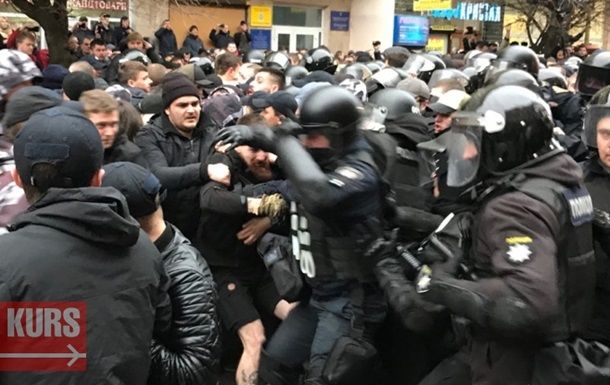 На митинге Порошенко подрались Нацкорпус и полиция.