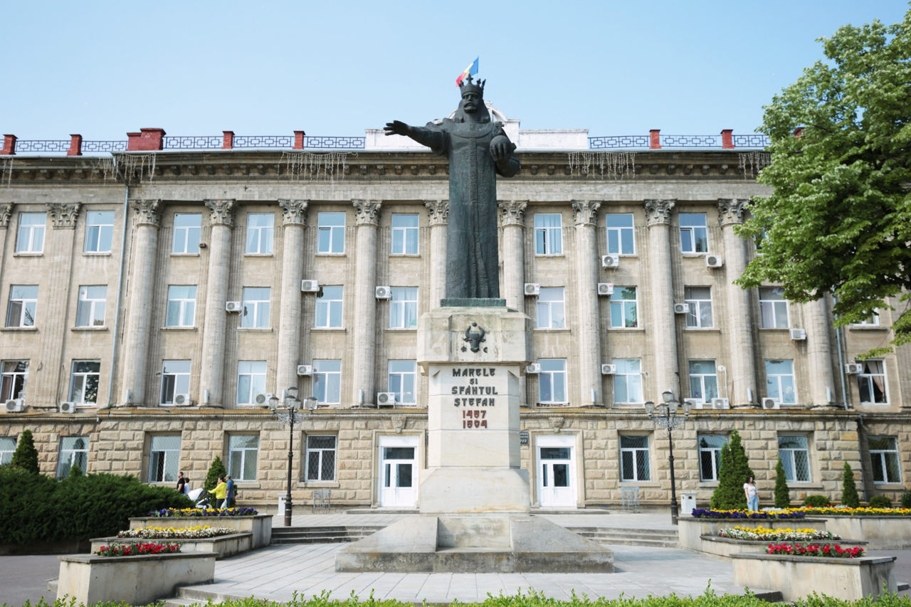 Pe o stradă din Bălți s-a format un crater: Autoritățile au decis să umple golul cu beton.