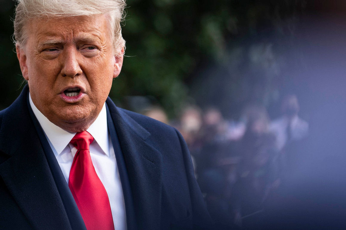 Трамп отстранил своих адвокатов от работы по делу о секретных документах.