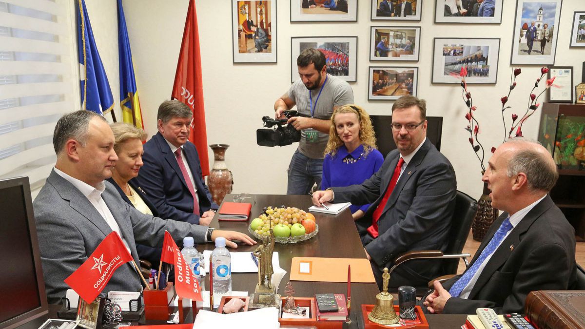 Igor Dodon l-a asigurat pe ambasadorul SUA că va continua parteneriatul cu Occidentul.  Foto: PSRM