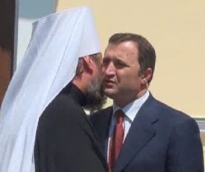 Congresul este prezentat de jurnalista Larisa Manole şi de actorul Sandu Grecu.